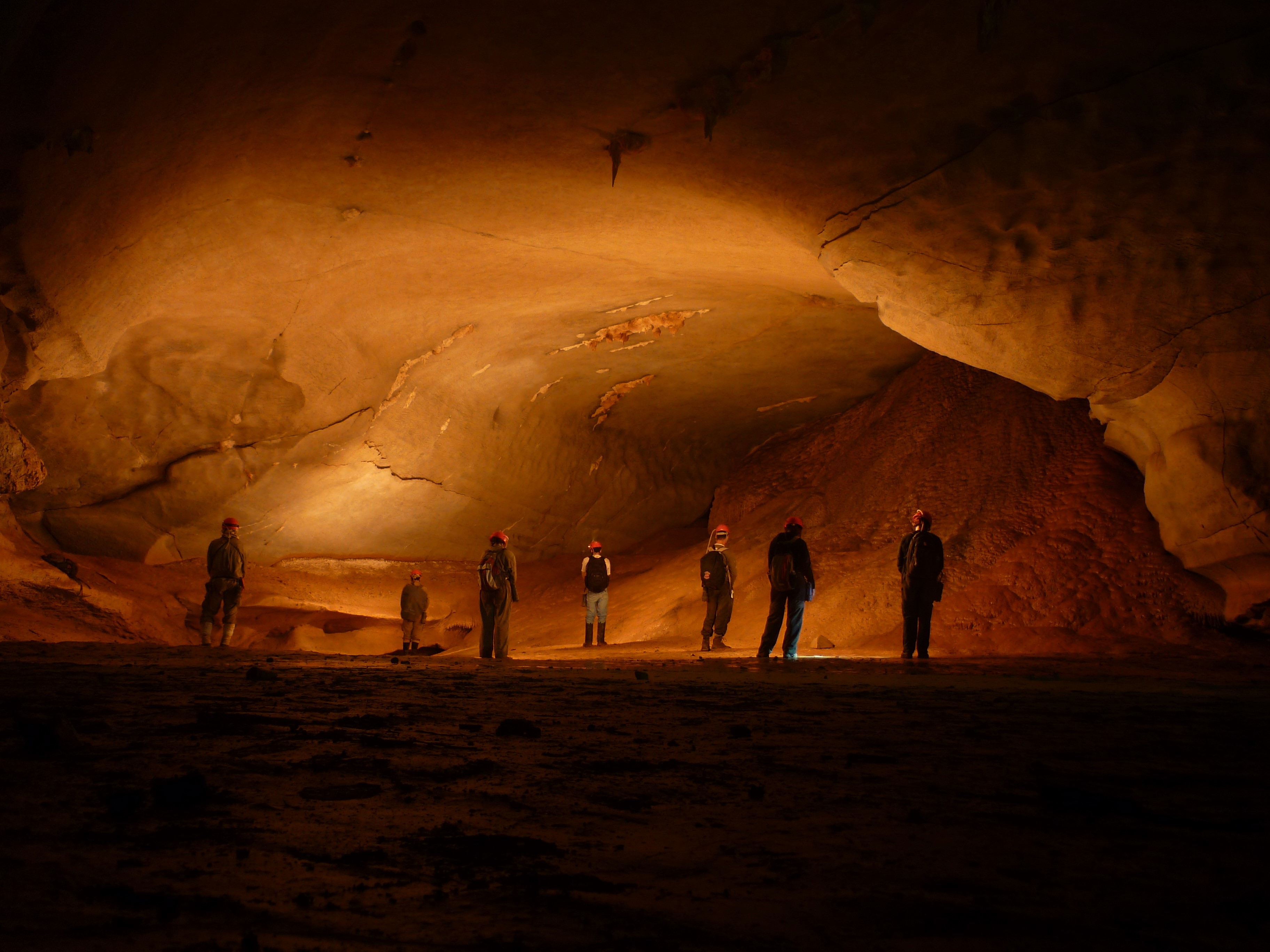 Pessoas na gruta